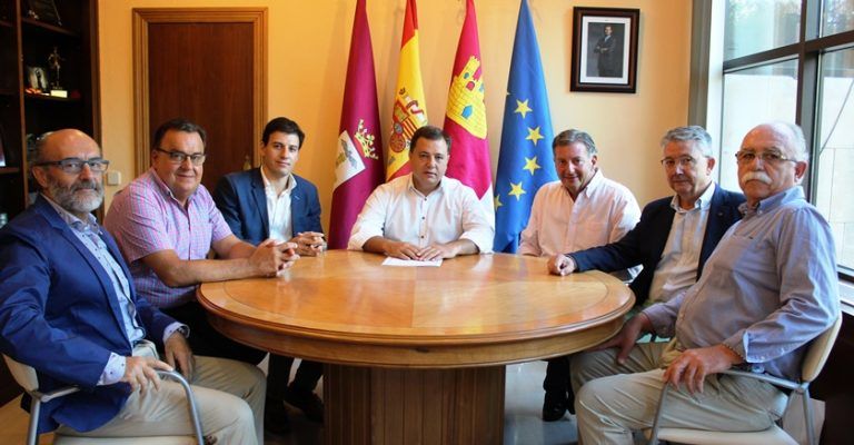 El Alcalde de Albacete agradece a la Real Asociación Nuestra Señora María Santísima de Los Llanos la gran labor que realiza durante la Feria para ensalzar la imagen de la Patrona de Albacete